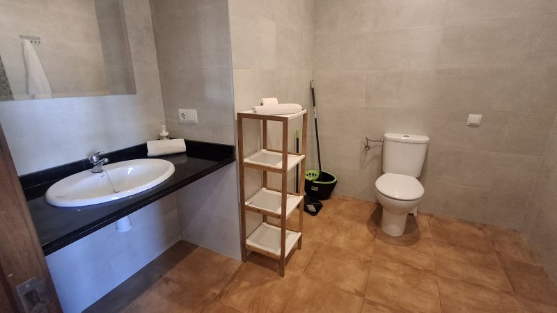 Winter: 9 apartments with 1-2 bedrooms on shared property with pool and AC in quiet area near Campos