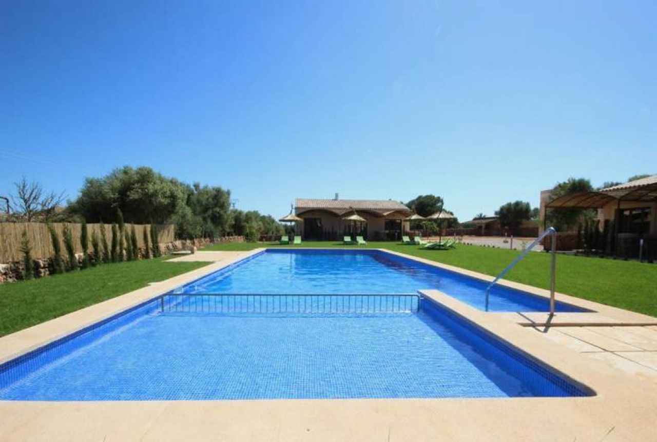 Winter: 9 apartments with 1 - 2 bedrooms on a communal plot with pool and AC in a quiet area near Campos-AP 43