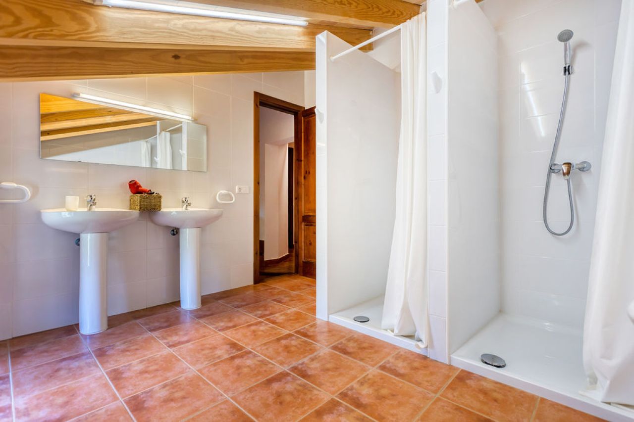 WINTER ab NOV 27: Historische Finca-DH mit Kamin in absolut ruhiger Lage in Orient- West --- F 04 WT