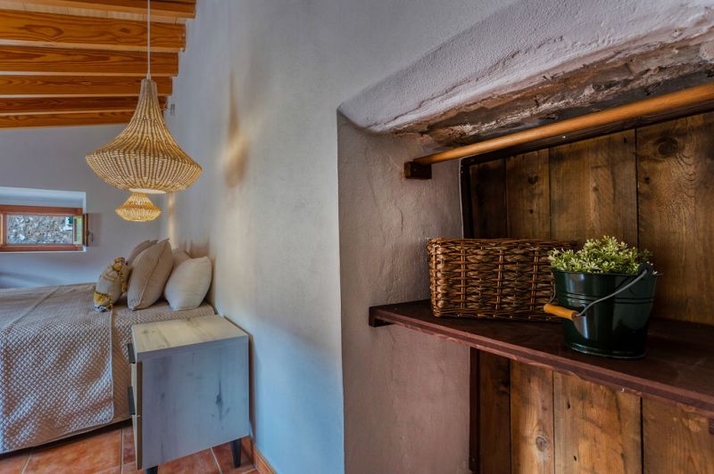 WINTER ab NOV 27: Historische Finca-DH mit Kamin in absolut ruhiger Lage in Orient- West --- F 04 WT