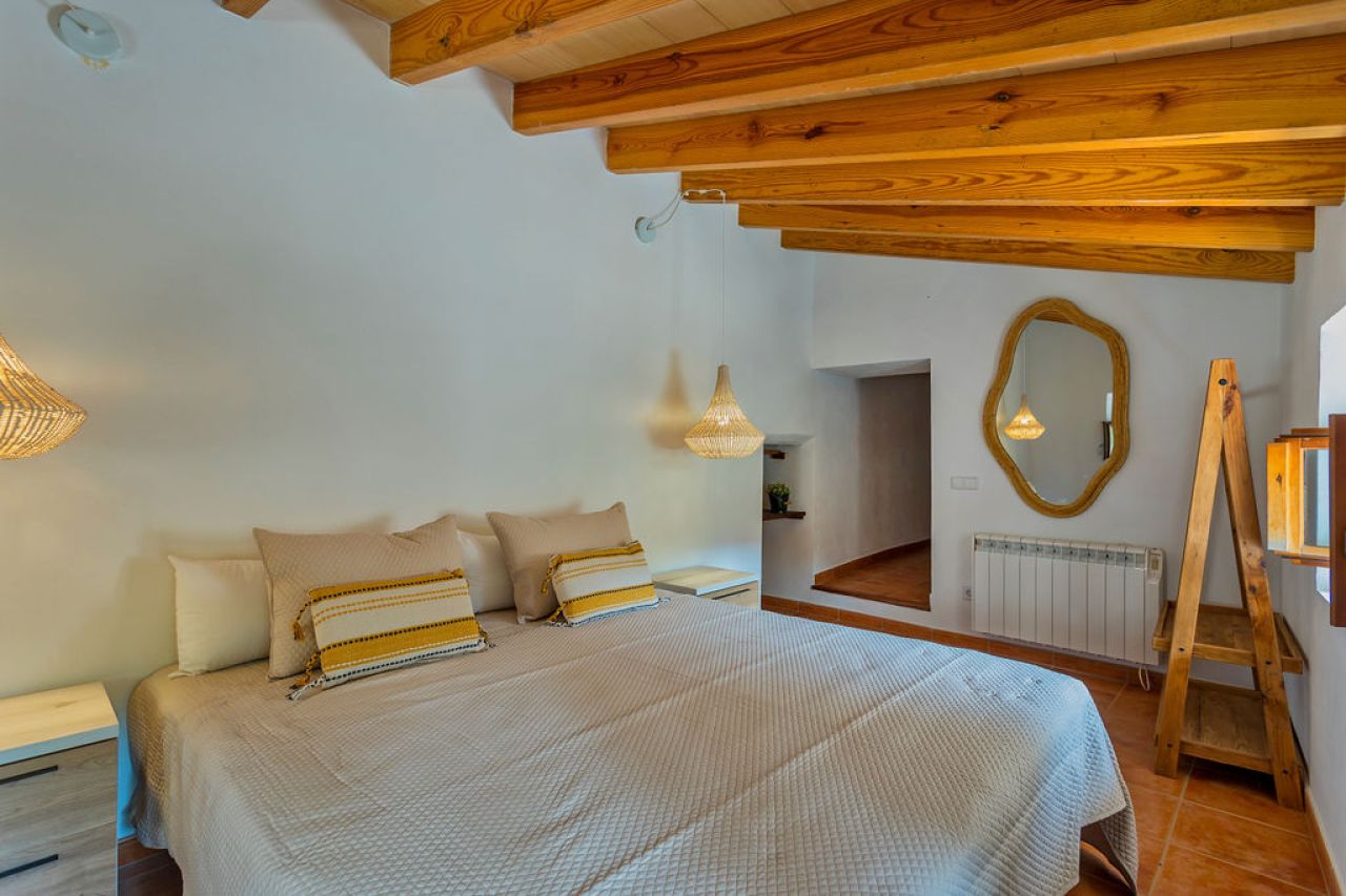 WINTER ab NOV 27: Historische Finca-DH mit Kamin in absolut ruhiger Lage in Orient- West --- F 04 WT