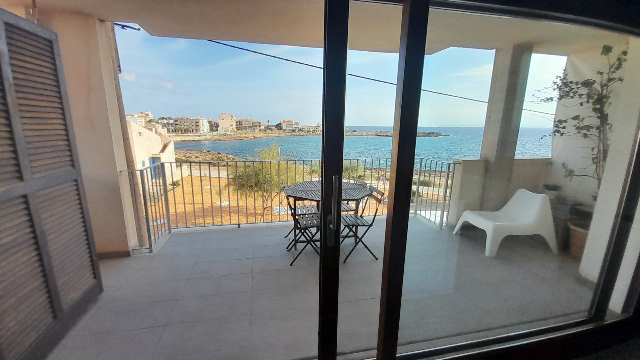 Invierno: Apartamento con ascensor en 1ª línea de la bahía de Gayota en Colonia St Jordi -- AP 15 WT