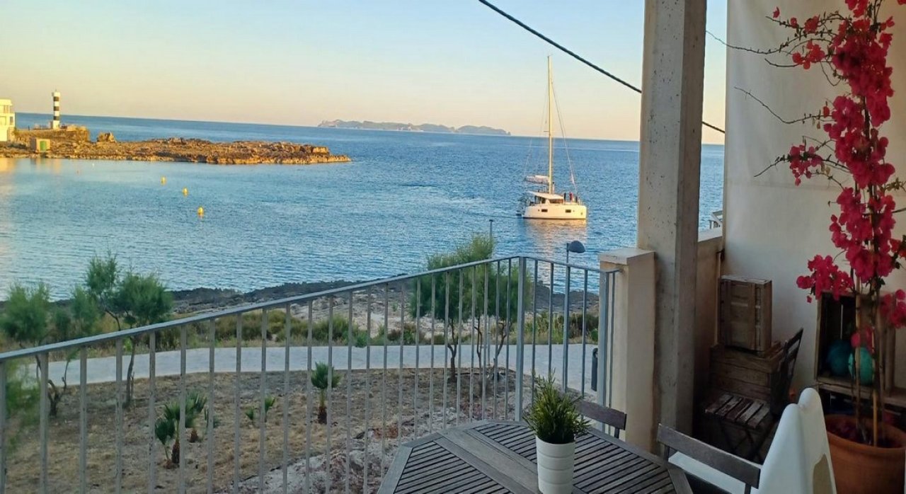 Invierno: Apartamento con ascensor en 1ª línea de la bahía de Gayota en Colonia St Jordi -- AP 15 WT