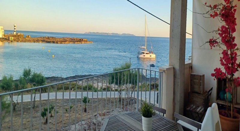 Invierno: Apartamento con ascensor en 1ª línea de la bahía de Gayota en Colonia St Jordi -- AP 15 WT