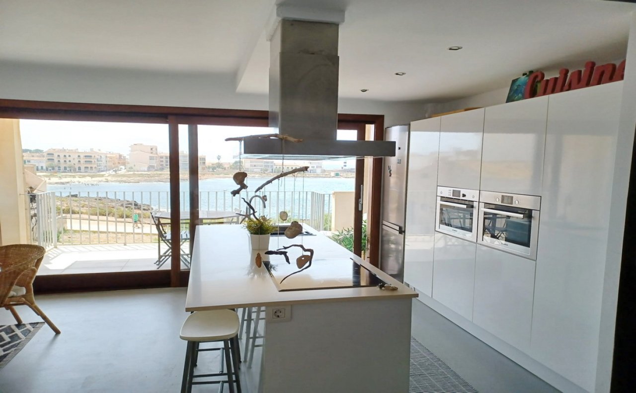 Invierno: Apartamento con ascensor en 1ª línea de la bahía de Gayota en Colonia St Jordi -- AP 15 WT