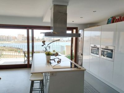 Invierno: Apartamento con ascensor en 1ª línea de la bahía de Gayota en Colonia St Jordi -- AP 15 WT