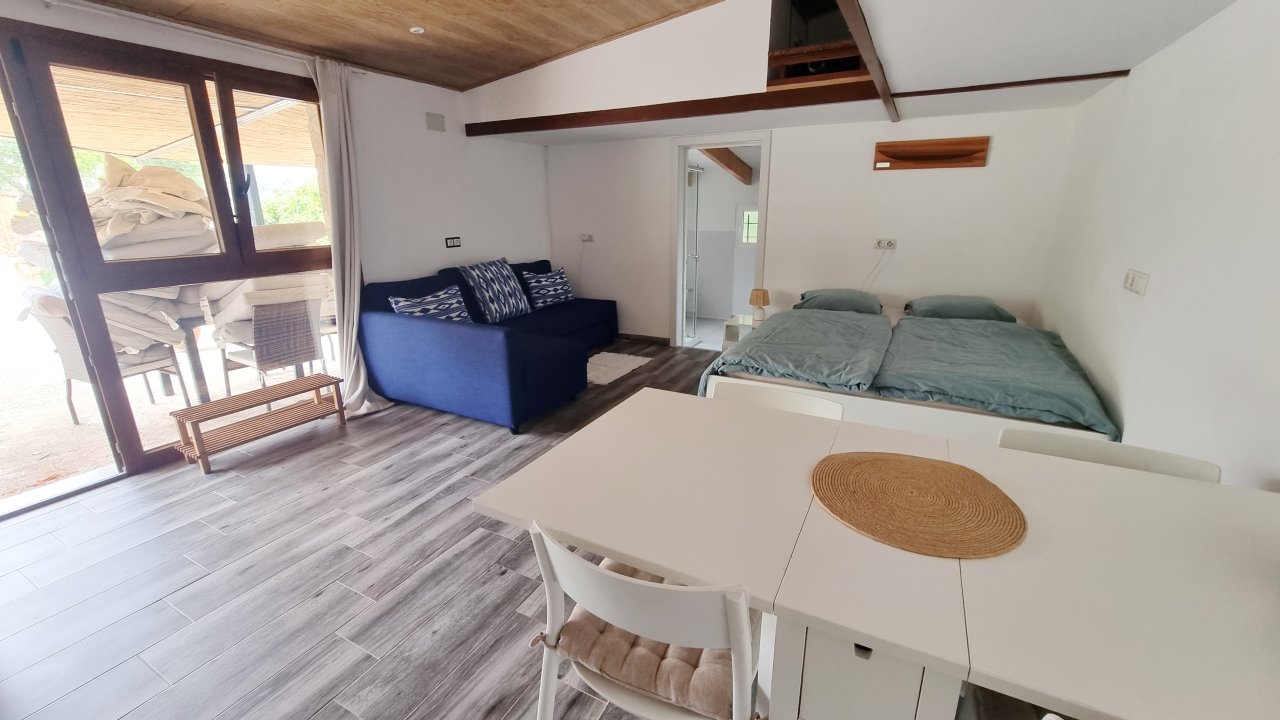 Invierno: Casita-Estudio a nivel de suelo con terraza, jardín comunitario y piscina -- C 10 WT