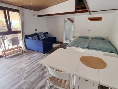 Invierno: Casita-Estudio a nivel de suelo con terraza, jardín comunitario y piscina -- C 10 WT