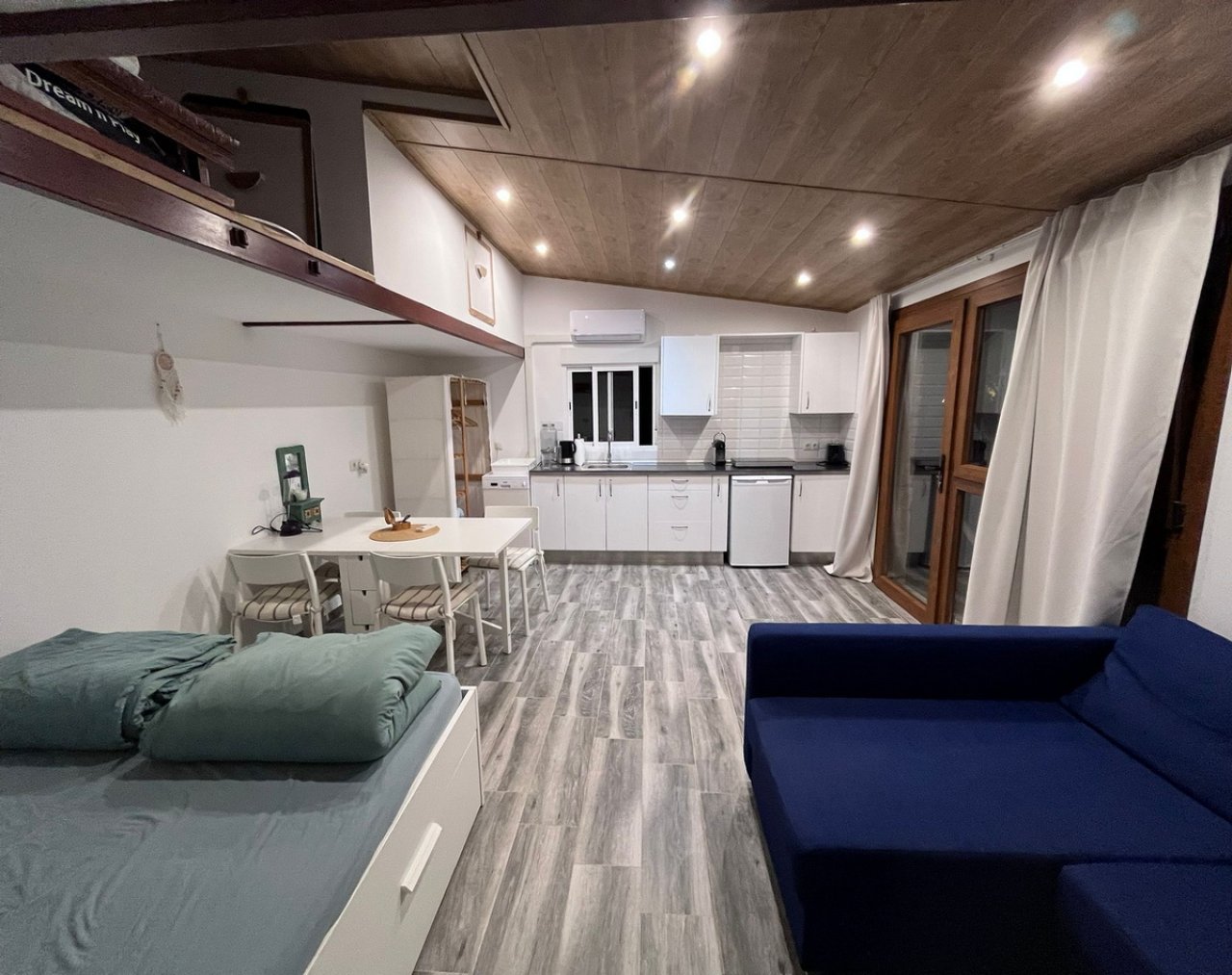 Invierno: Casita-Estudio a nivel de suelo con terraza, jardín comunitario y piscina -- C 10 WT