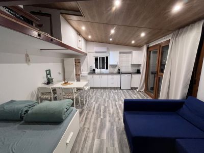 Invierno: Casita-Estudio a nivel de suelo con terraza, jardín comunitario y piscina -- C 10 WT