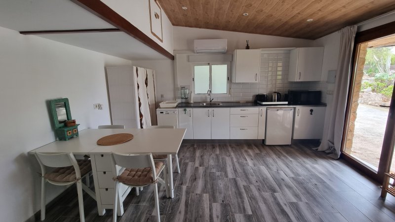 Invierno: Casita-Estudio a nivel de suelo con terraza, jardín comunitario y piscina -- C 10 WT