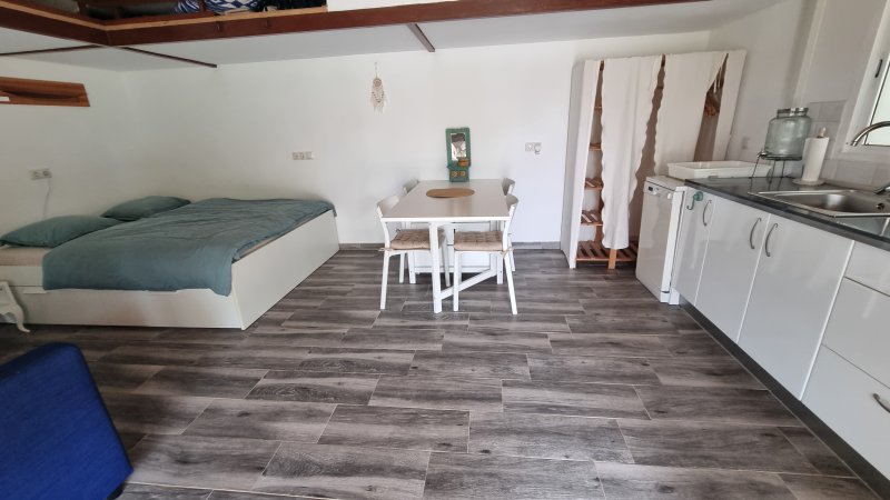 Invierno: Casita-Estudio a nivel de suelo con terraza, jardín comunitario y piscina -- C 10 WT