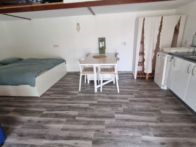 Invierno: Casita-Estudio a nivel de suelo con terraza, jardín comunitario y piscina -- C 10 WT