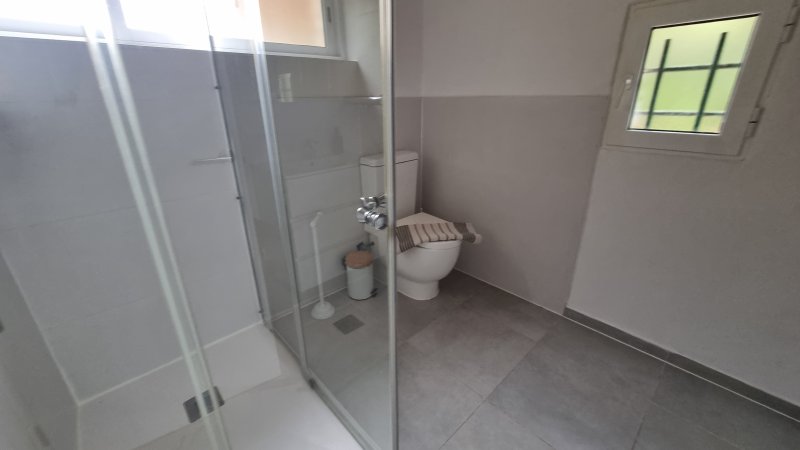 Invierno: Casita-Estudio a nivel de suelo con terraza, jardín comunitario y piscina -- C 10 WT