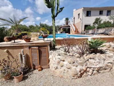 Winter: Ebenerdiges Chalet mit Gaszentralheizung, Pool und Garten in Cala Murada -- CH 11