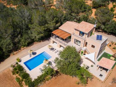 WINTER: Large finca with underfloor heating, pool and many extras near Campos -- F 27 WT