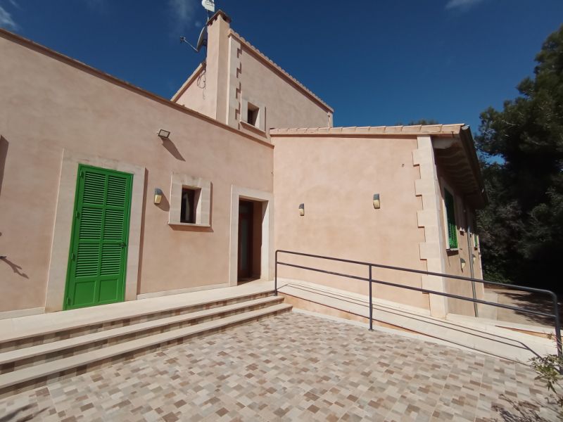 WINTER: Large finca with underfloor heating, pool and many extras near Campos -- F 27 WT