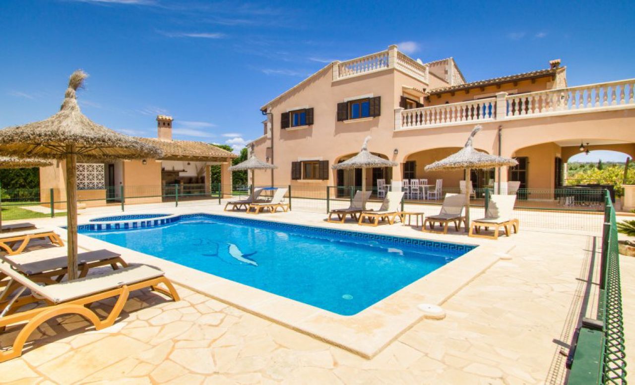 Winter: Grosse Finca mit Heizung, Pool und BBQ zwischen Ses Salines und Colonia St. Jordi -- F 37 WT