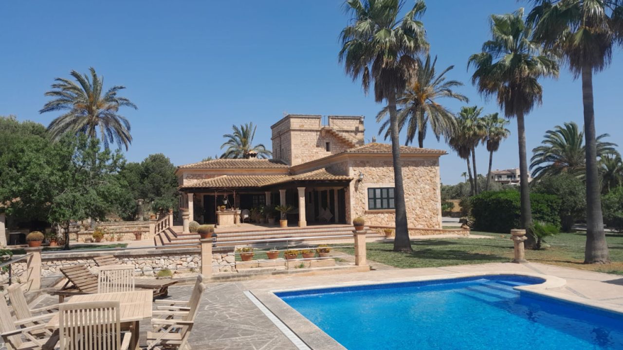 Winter: Large finca with a dreamlike garden near Ses Salines -- F  63 WT