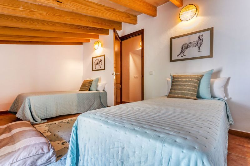 WINTER: Historische Finca -DH  mit Kamin in absolut ruhiger Lage in Orient- West --- F 04 WT