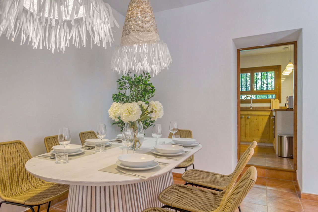 WINTER: Historische Finca -DH  mit Kamin in absolut ruhiger Lage in Orient- West --- F 04 WT