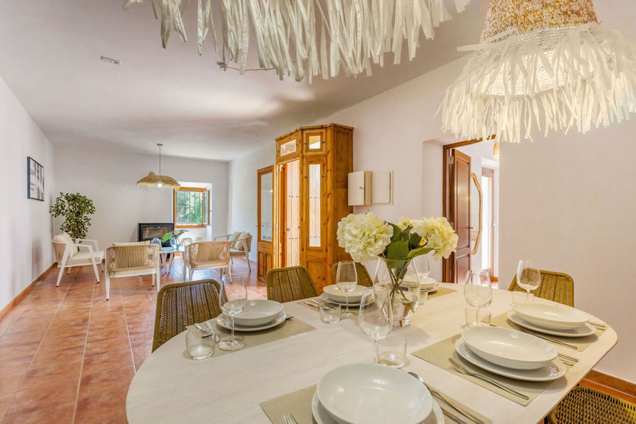 WINTER: Historische Finca -DH  mit Kamin in absolut ruhiger Lage in Orient- West --- F 04 WT