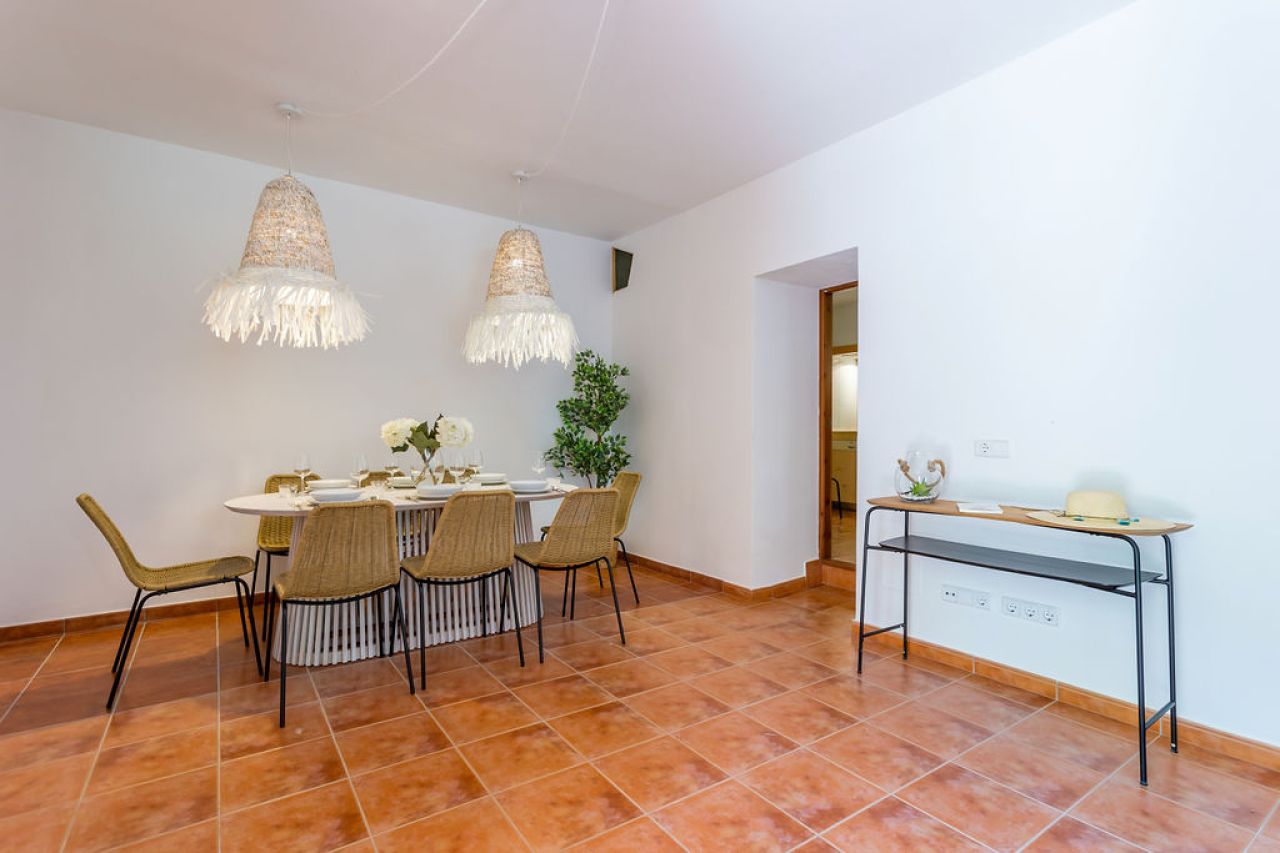 WINTER: Historische Finca -DH  mit Kamin in absolut ruhiger Lage in Orient- West --- F 04 WT