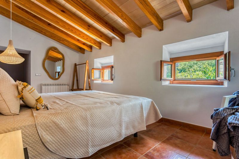 WINTER: Historische Finca -DH  mit Kamin in absolut ruhiger Lage in Orient- West --- F 04 WT