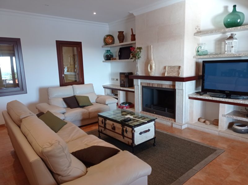 WINTER: Impressive finca with pool, heating and beautiful views -- F 02 WT