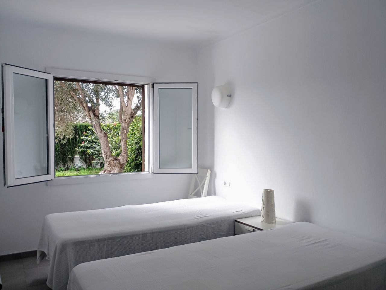 INVIERNO: Moderno chalet de 2 plantas con aire acondicionado, piscina en una zona tranquila de Estan