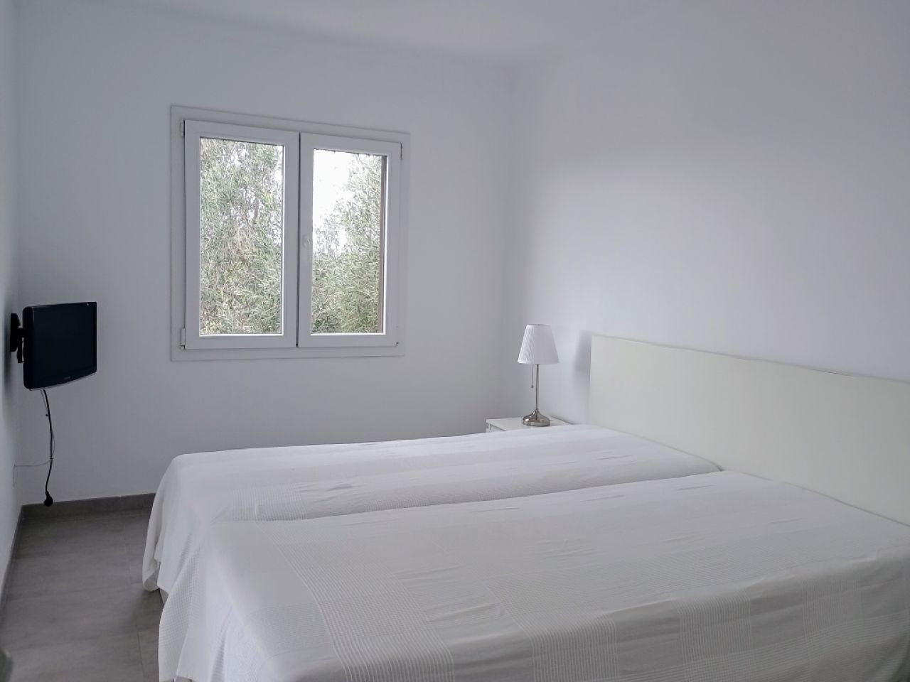 INVIERNO: Moderno chalet de 2 plantas con aire acondicionado, piscina en una zona tranquila de Estan