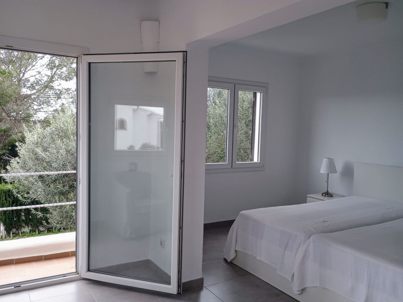 INVIERNO: Moderno chalet de 2 plantas con aire acondicionado, piscina en una zona tranquila de Estan