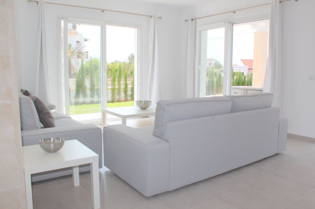 INVIERNO: Moderno chalet de 2 plantas con aire acondicionado, piscina en una zona tranquila de Estan