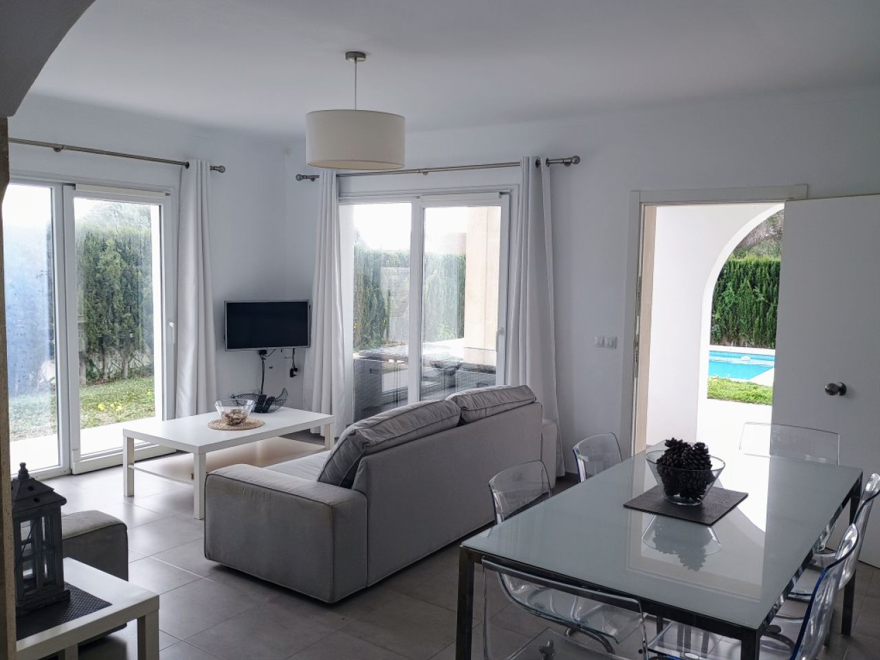 INVIERNO: Moderno chalet de 2 plantas con aire acondicionado, piscina en una zona tranquila de Estan