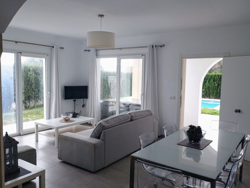 INVIERNO: Moderno chalet de 2 plantas con aire acondicionado, piscina en una zona tranquila de Estan