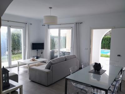 INVIERNO: Moderno chalet de 2 plantas con aire acondicionado, piscina en una zona tranquila de Estan