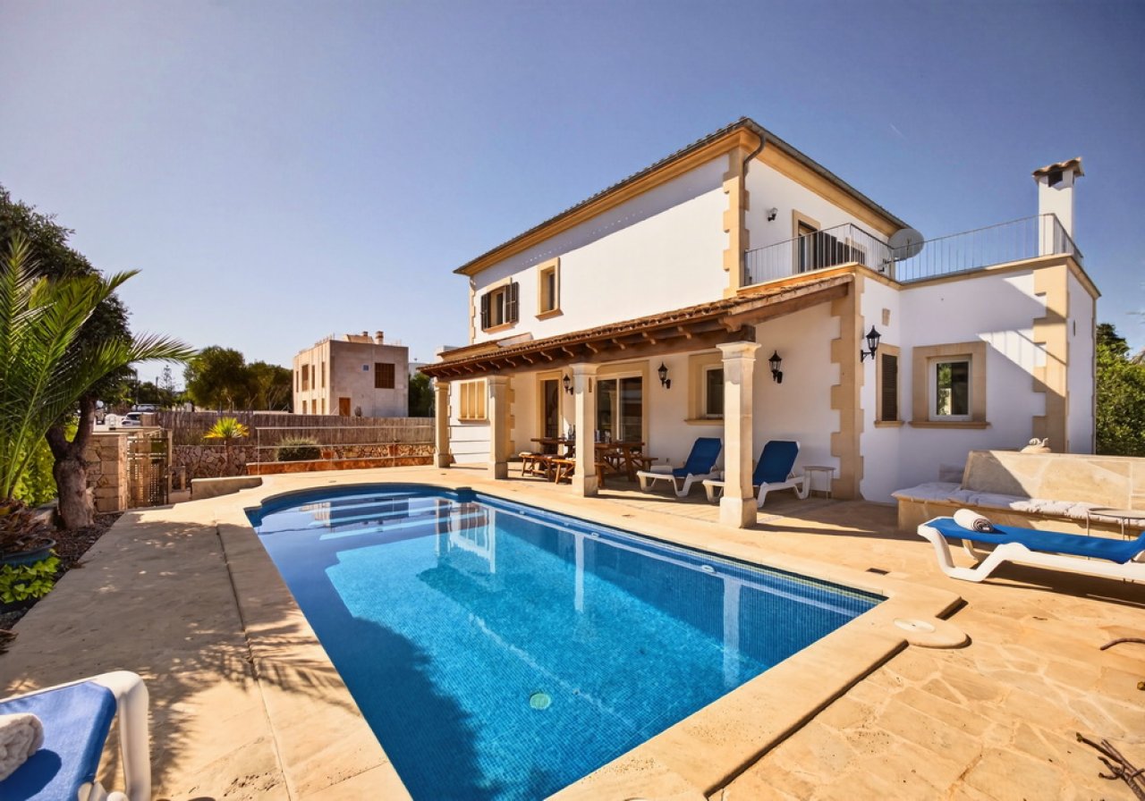 Winter: Modern 2-story chalet with AC, pool and garage in Porto Colom -- CH 02 WT