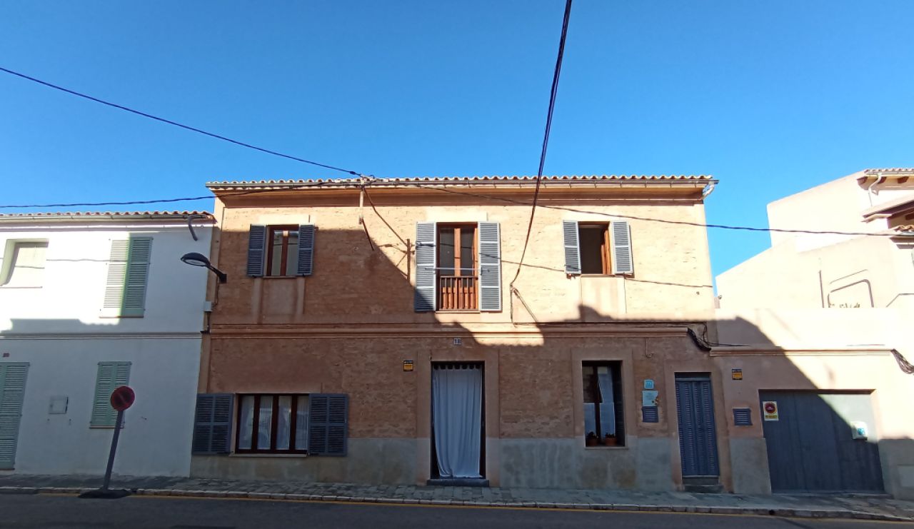 WINTER: Ground floor village house with courtyard near the harbour of Colonia St Jordi -- DH 01 WT