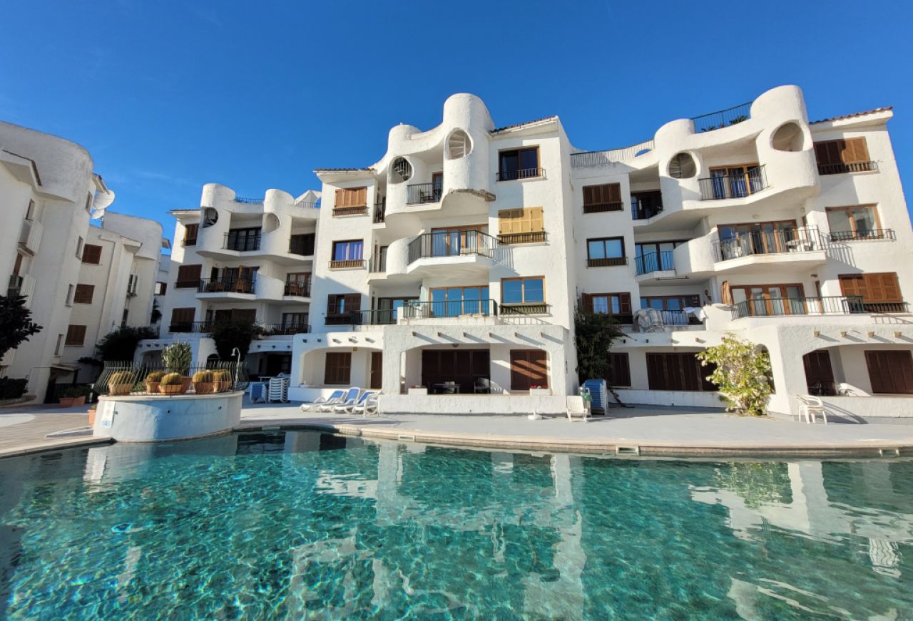 We are looking in Puerto Alcudia for a modern apartment with sea view for the winter months