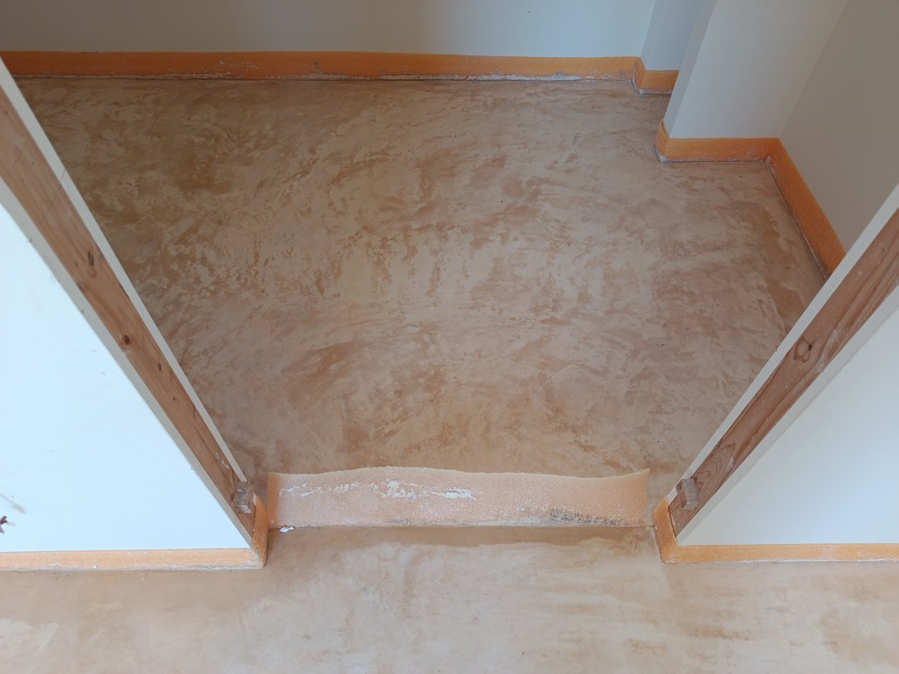 Wir verlegen Mikrozementböden