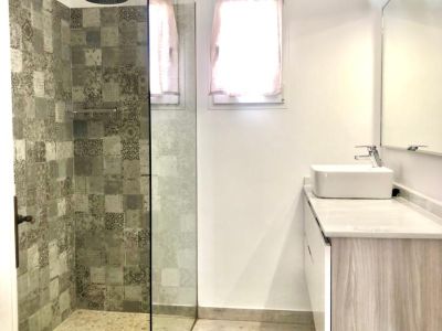 Wohnen direkt am Meer  - Modernes Haus mit Pool und Gästeapartment