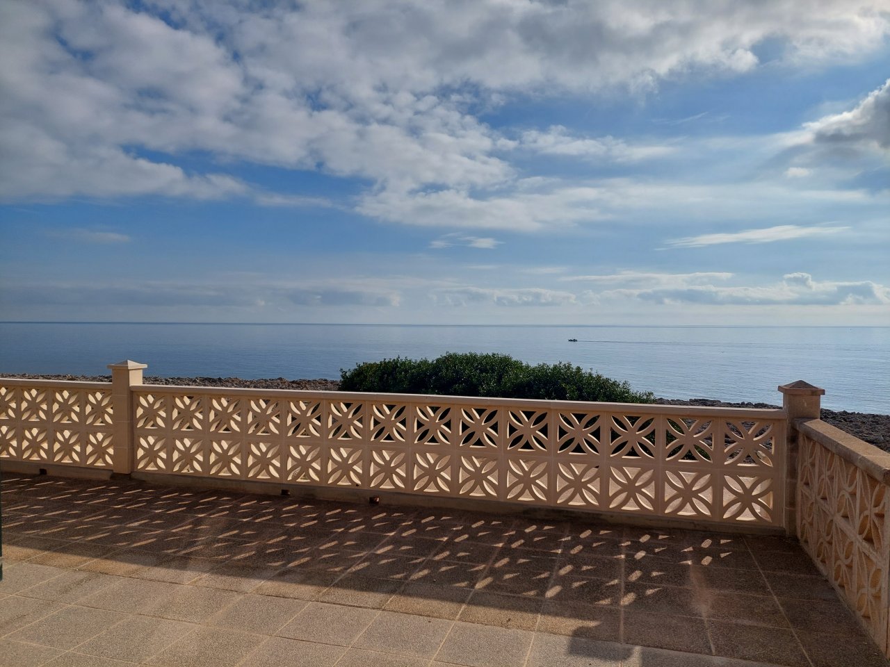 Wohnen direkt am Meer  - Modernes Haus mit Pool und Gästeapartment