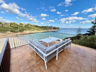 Seafront apartment in Cala Mandia
