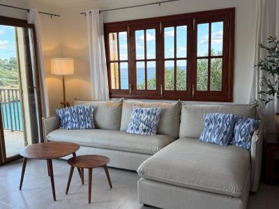 Seafront apartment in Cala Mandia