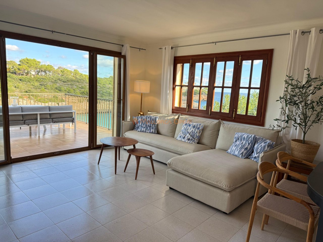 Seafront apartment in Cala Mandia