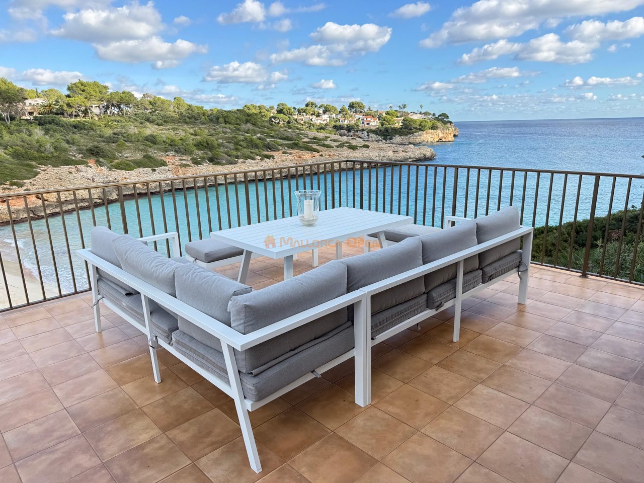 Seafront apartment in Cala Mandia