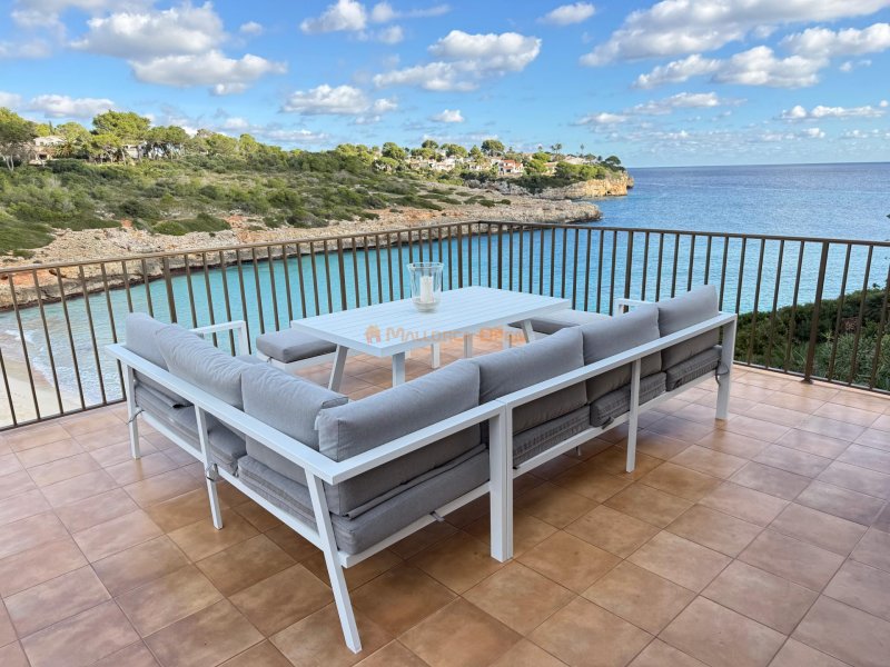 Seafront apartment in Cala Mandia