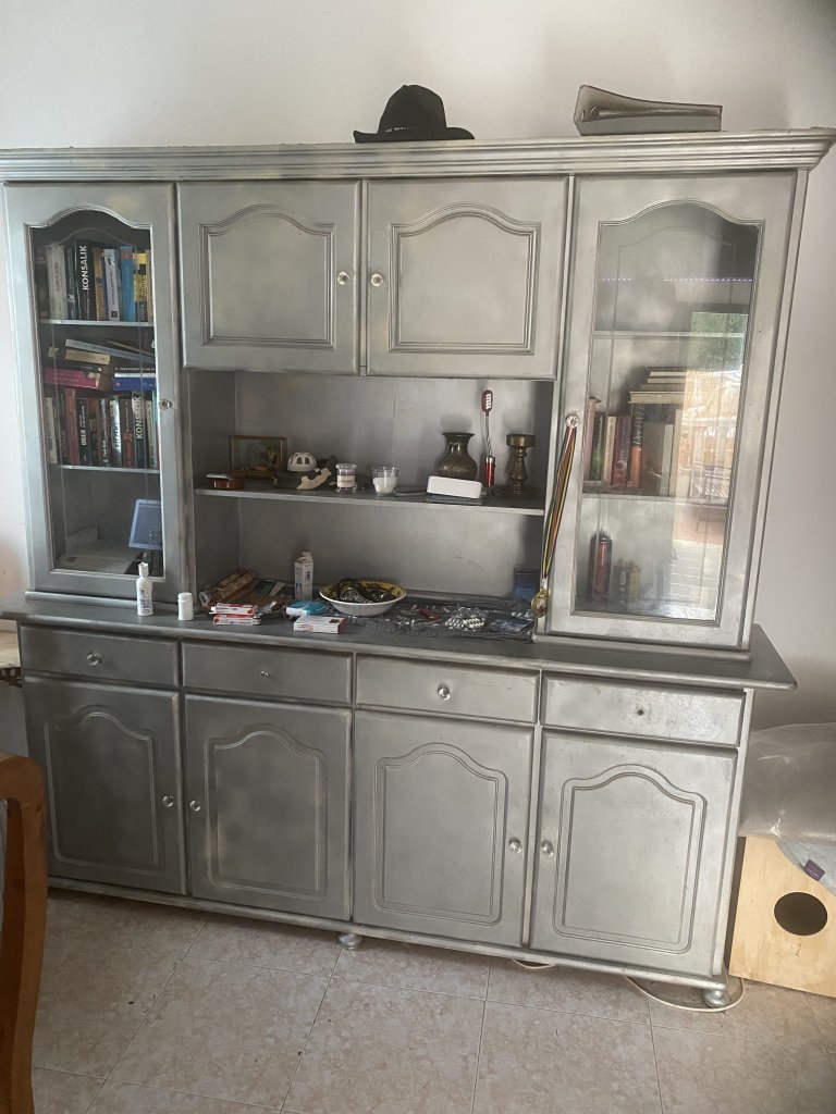 Wohnzimmer Schrank und Vitrine