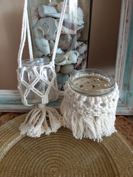 Hermosa decoración boho + platos de vidrio dorados