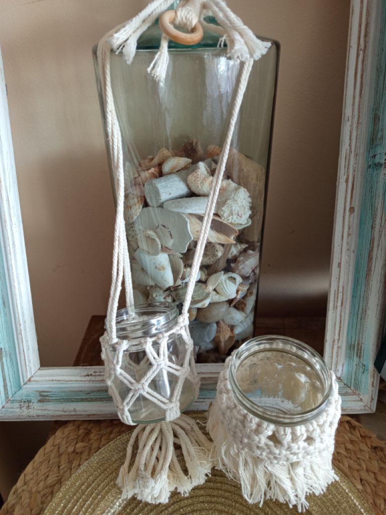 Hermosa decoración boho + platos de vidrio dorados